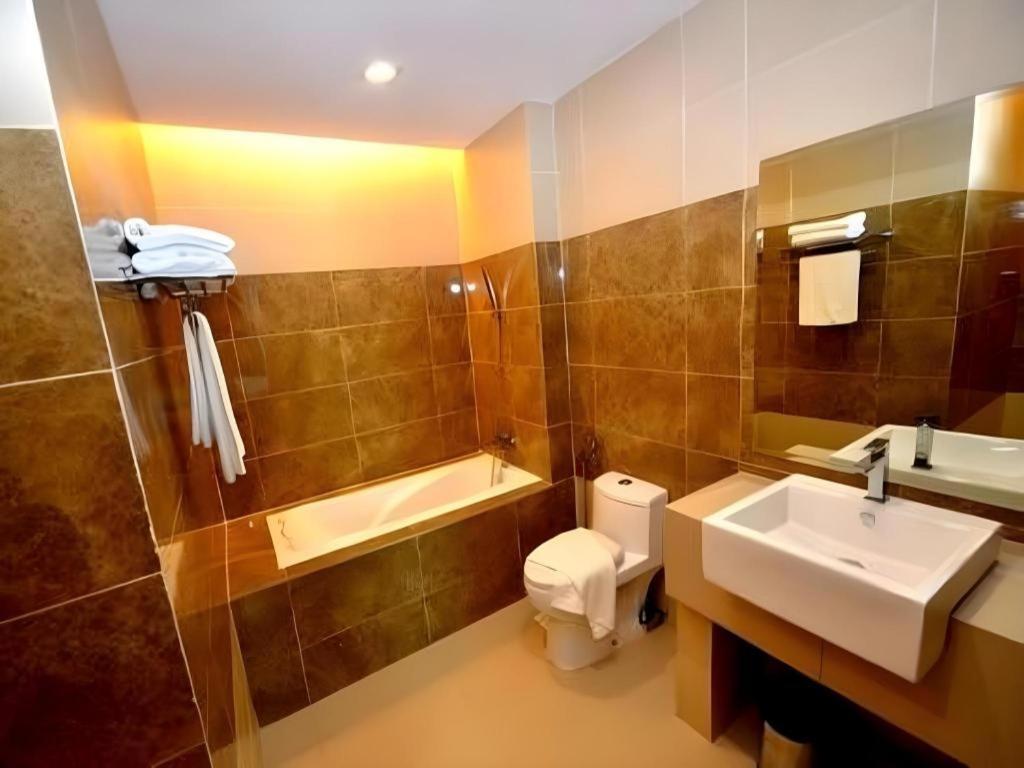 Eminent Hotel Kota Kinabalu Exterior photo