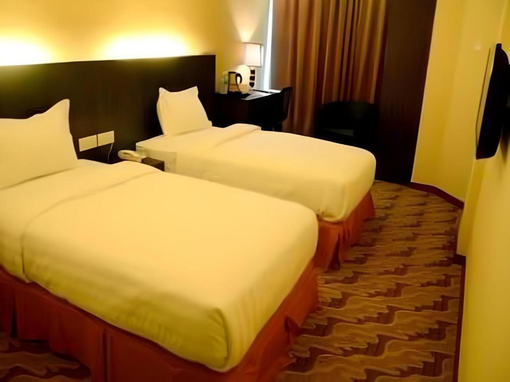 Eminent Hotel Kota Kinabalu Exterior photo